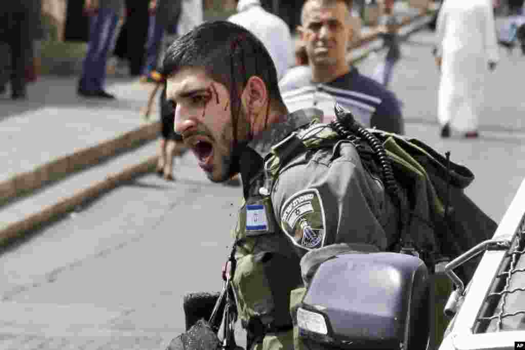 An injured Israeli border policeman reacts during a confrontation with Palestinians after Friday prayers outside the Old City in Jerusalem, Oct. 2, 2015.&nbsp;