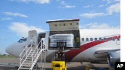 Avion de la CENI transportant des urnes à Lubumbashi (novembre 2011)