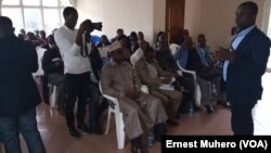 Le député provincial Homère Bulakali présente les conclusions des travaux du forum sur les massacres impuni depuis 1996 en RDC, à Bukavu, le 31 octobre 2019. (VOA/Ernest Muhero)