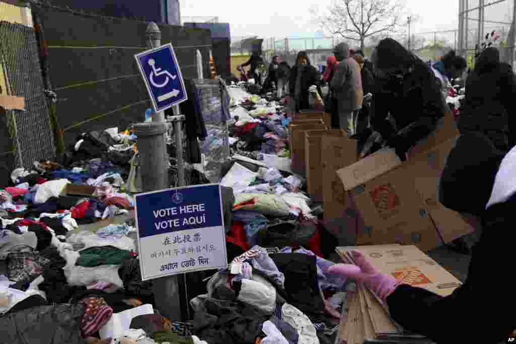 Un panneau orientant les gens vers un bureau de vote situ&eacute; dans une &eacute;cole qui sert aussi de lieu de collecte de dons en faveur des victimes de Sandy &agrave; Staten Island, New York 