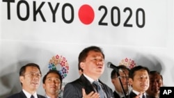 Thống đốc Tokyo Naoki Inose thông báo giành quyền đăng cai Olympic và Paralympic 2020 tại văn phòng chính phủ ở Tokyo ngày 10/9/2013.
