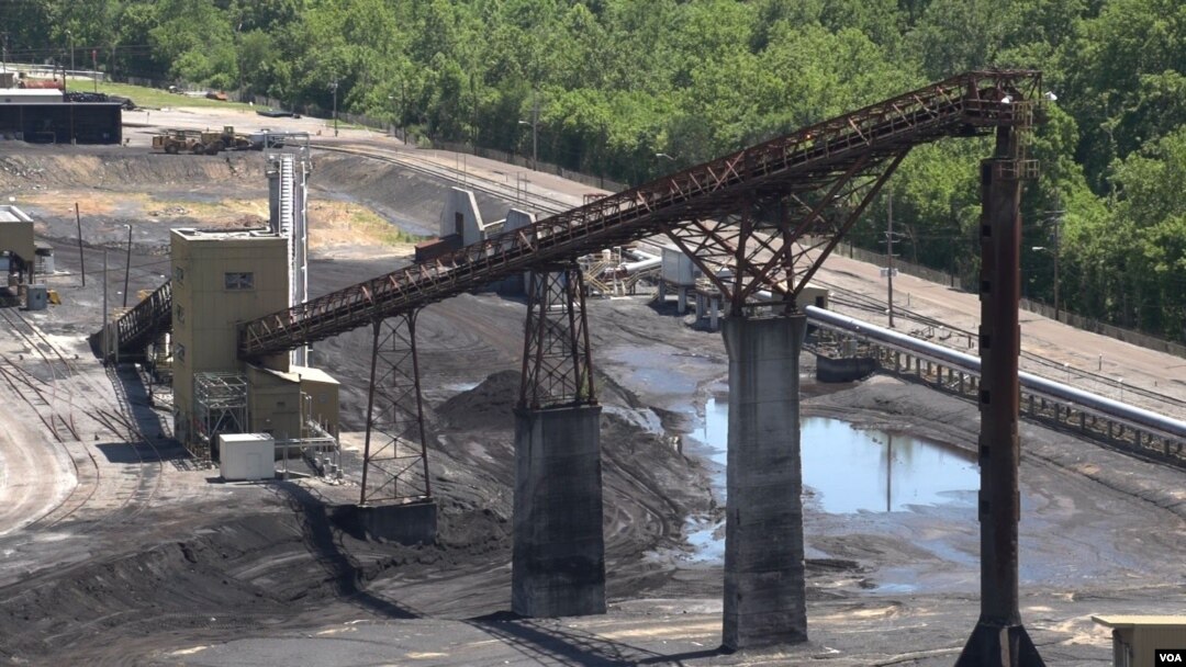 American Electric Power converted its Clinch River Plant in Virginia from coal to natural gas, idling the conveyor belt that once carried coal up into the plant. (N. Yaqub/VOA)