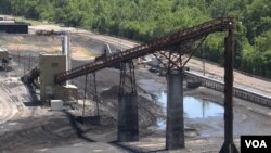 American Electric Power converted its Clinch River Plant in Virginia from coal to natural gas, idling the conveyor belt that once carried coal up into the plant. (N. Yaqub/VOA)