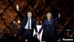 သမ္မတရွေးကောက်ပွဲ အနိုင်ရ Emmanuel Macron နှင့် ဇနီး Brigitte Trogneux