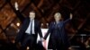 آقای ماکرون رئیس جمهوری منتخب فرانسه و همسرش «بریژیت تروینو» در جشن پیروزی یکشنبه شب در پاریس. 