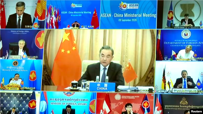 中国外长王毅2020年9月9日通过视频出席东南亚联盟年度外长会议 (路透社转发视频截图)