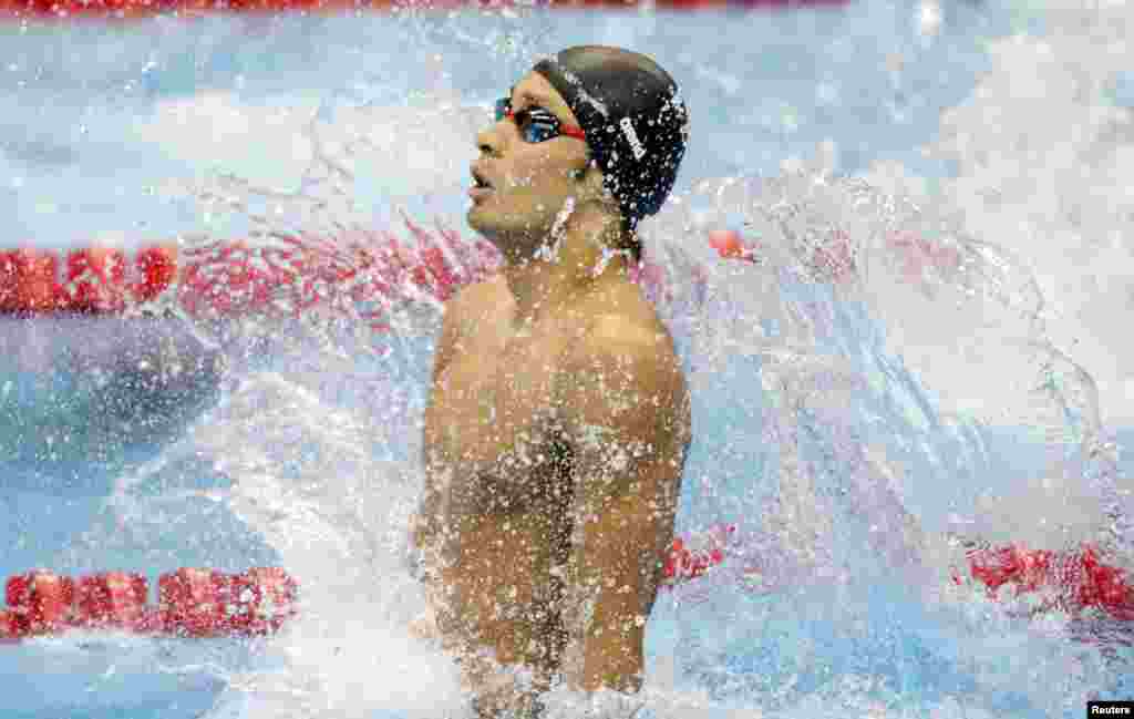 Ryosuke Irie dari Jepang terjun ke dalam air untuk memulai kompetisi gaya punggung 100 meter pria di Aquatics Centre.