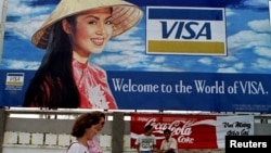  越南胡志明市機場附近樹立的外國公司的廣告牌（資料照片）