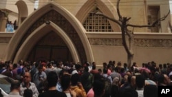 9일 이집트 탄타 시내 교회에서 폭발물이 터진 직후 교인 친지들과 인근 주민들이 모여들고 있다. 