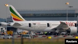 Chiếc Boeing 787 Dreamliner của Ethiopian Airlines sau khi bốc cháy tại sân bay Heathrow, Anh, 12/7/2013