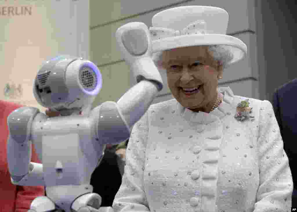 독일 베를린 기술 대학을 방문한 엘리자베스 2세 영국 여왕이 자신을 환영하는 로봇을 보며 미소짓고 있다.