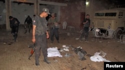 16일 파키스탄 북서부에서 발생한 자살 폭탄 공격 현장. 주 법무장관 등 7명이 사망했다.