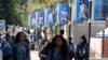 Mahasiswa University of California Los Angeles (UCLA) berjalan di kampus UCLA di Los Angeles, California, AS, 15 November 2017. (Foto: REUTERS/Lucy Nicholson)
