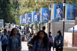 Mahasiswa Universitas California Los Angeles (UCLA) berjalan di kampus UCLA di Los Angeles, California, AS 15 November 2017. (Foto: REUTERS/Lucy Nicholson)