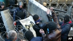 4月6日烏克蘭東部的頓涅茨克: 民眾與警察在地方政府大樓前發生衝突。