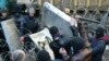 乌克兰东部亲俄罗斯抗议者冲击政府办公楼