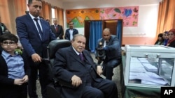 Le président algérien Abdelaziz Bouteflika après son vote à Alger, le 4 mai 2017.