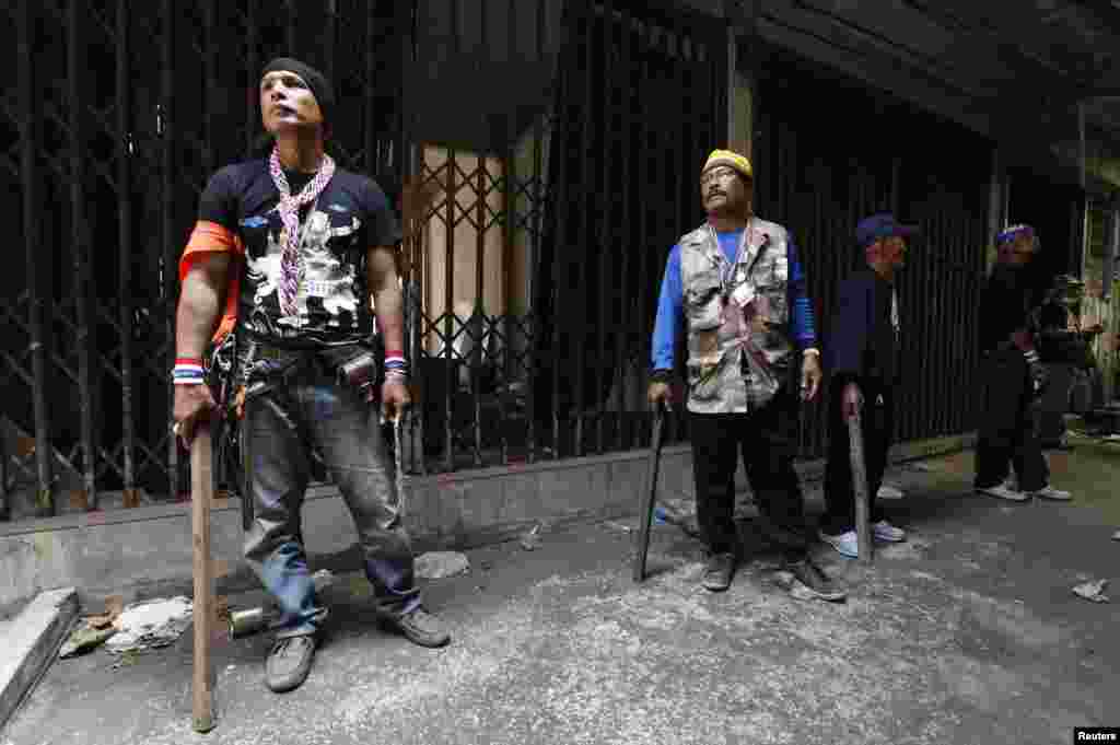 Anti-government protesters prepare to enter an abandoned building to search for a person who threw an explosive device, Bangkok, Jan. 17, 2014.