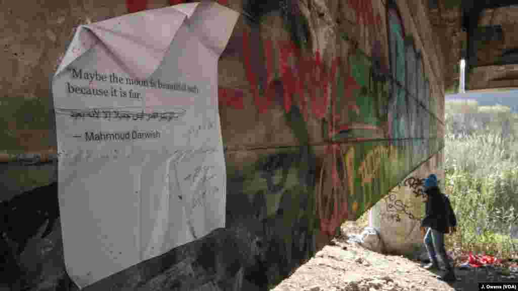 Sebuah kertas berisi puisi ditempel di di dinding sebuah jalan bawah tanah yang menjadi tempat berlindung lebih dari seratus migran dan pengungsi di&nbsp; Ventimiglia, Italia.