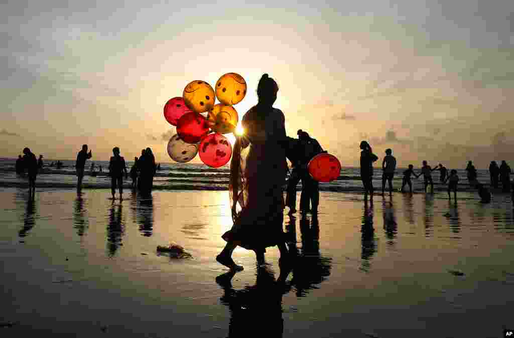 A woman sells balloons at a Juhu beach in Mumbai, India.