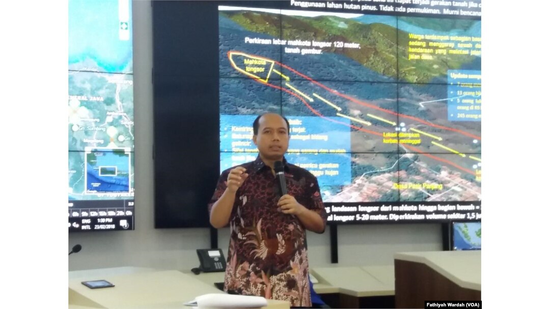 Kepala Pusat Data Informasi dan Hubungan Masyarakat Badan Nasional Penanggulangan Bencana (BNPB) Sutopo Purwo Nugroho sedang menjelaskan bencana longsor dan banjir di sejumlah daerah di Indonesia di kantornya.