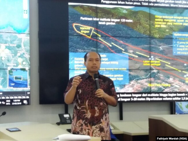 Kepala Pusat Data Informasi dan Hubungan Masyarakat Badan Nasional Penanggulangan Bencana (BNPB) Sutopo Purwo Nugroho sedang menjelaskan bencana longsor dan banjir di sejumlah daerah di Indonesia di kantornya.