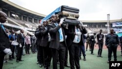 Le cercueil d'Etienne Tshisekedi est porté lors de la cérémonie de deuil devant le stade des Martyrs du Pentecôte à Kinshasa, le 31 mai 2019.