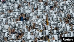 Photo d'archives: Les supporteurs de Juventus montrent des bannières disant, "Avec ... Vous", se référant à Antonio Contea (entraîneur de la Juventus de Turin à l’époque), lors d'un match contre Cagliari au stade Juventus de Turin le 18 mai 2014.