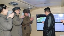 북한이 11일 김정은 국무위원장이 참관한 가운데 극초음속미사일 시험발사에 성공했다며 사진을 공개했다.