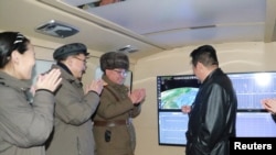 북한이 지난 1월 김정은 국무위원장이 참관한 가운데 극초음속미사일 시험발사에 성공했다며 사진을 공개했다.