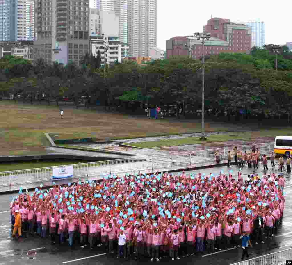 Hundreds of people try to form the shape of a water drop as part of the celebration of World Water Day Thursday, March 22, 2012 in front of the Quirino Grandstand in Manila, Philippines. (AP)