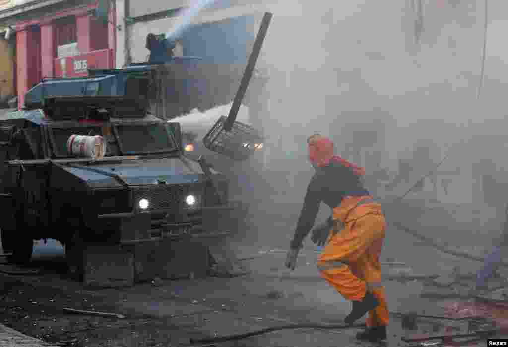 Chilean dockworkers clash with riot police during a protest against port operator TPS (South Pacific Terminal), to demand temporary workers be included in collective bargaining, Valparaiso, Chile, Dec. 18, 2018.