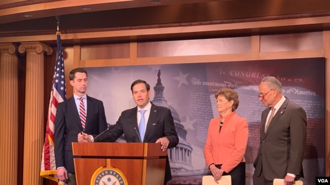 佛罗里达州共和党籍联邦参议员鲁比奥（Sen. Marco Rubio, R-FL）出席《芬太尼制裁法》记者会。（美国之音记者李逸华摄）
