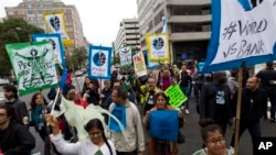 ကမ္ဘာ့ဘဏ်နဲ့ IMF အစည်းအဝေးကျင်းပရာရှေ့မှာ ဆန္ဒပြနေသူများ။