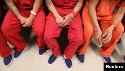 Những người bị giam giữ tại trung tâm giam giữ di trú ở Adelanto bang California