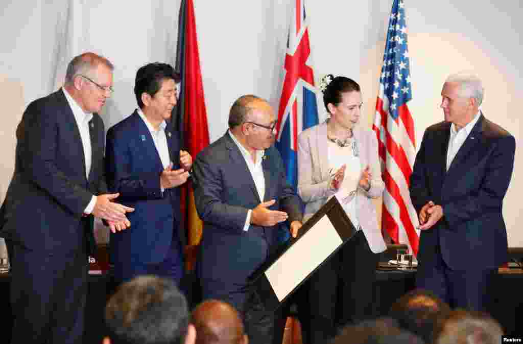 مایک پنس معاون رئیس جمهوری آمریکا در کنار برخی متحدان آمریکا از جمله نخست وزیر ژاپن در پایان نشست APEC در &laquo;پاپوآ گینه نو&raquo; کشوری در نزدیکی استرالیا.