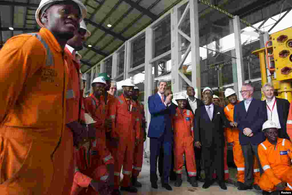 Sec. Estado americano, John Kerry, ao centro e o ministro angolano dos Negócios Estrangeiros, Georges Rebelo Pinto Chikoti (4 à direita) deixam-se fotografar com os funcionários da General Electric (GE) no Porto de Luanda. Angola, 4 de Maio, 2014.