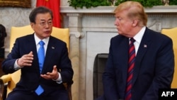 South Korean President Moon Jae-in, left, confers with U.S. President Donald Trump in the Oval Office at the White House in Washington, April 11, 2019.