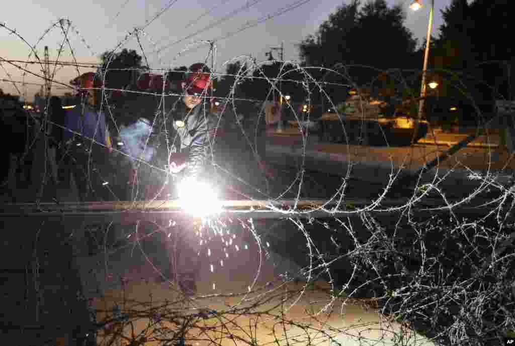 Egyptian Army soldiers install barbed wire outside the presidential palace to secure the site of overnight clashes between supporters and opponents of President Mohammed Morsi in Cairo, Egypt, Dec. 6, 2012