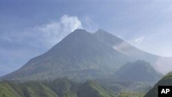 ທີ່ເຫັນໃນພາບນີ້ ແມ່ນພູ Merapi ຊຶ່ງເປັນພູໄຟອີກໜ່ວຍນຶ່ງ ຂອງອິນໂດເນເຊຍ ໃນເຂດພາກກາງຂອງຊະວາ