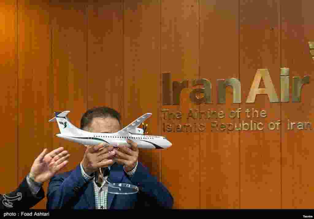 &nbsp;قرارداد نهایی خرید هواپیماهای ای. تی. آر با ایران ایر. این شرکت هواپیما سازی فرانسوی است. عکس: فؤاد اشتری