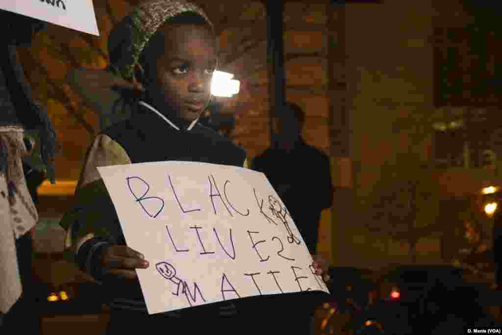 &quot;As vidas dos negros contam&quot;. Manifestantes protestaram em Washington DC na noite de Terça-feira, 25 Nov. 2014