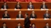 中国国家主席习近平在北京人民大会堂举行的解放军建军90周年大会上。在人们的掌声中走向讲台，发表讲话 (2017年8月1日)。