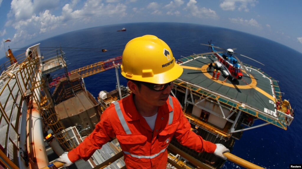 Nhân viên Rosneft tại Việt Nam đang làm việc ở giàn khai thác khí Lan Tây trên Biển Đông, ngoài khơi Vũng Tàu.