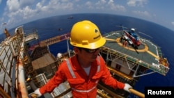 Nhân viên Rosneft tại Việt Nam đang làm việc ở giàn khai thác khí Lan Tây trên Biển Đông, ngoài khơi Vũng Tàu.