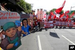 Para pengunjuk rasa, sebagian besar pekerja berbaris menuju Istana Presiden dalam peringatan Hari Buruh sedunia, Selasa, 1 Mei 2018 di Manila, Filipina.