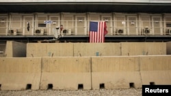 Cờ Mỹ treo bên ngoài một đơn vị nhà ở trong cơ sở quân sự Bagram ở tỉnh Parwan, Afghanistan, ngày 2/1/2015.