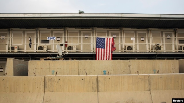 Una bandera estadounidense cuelga de una de las unidades dentro de la Base Aérea Bagram en la provincia Parwan de Afganistán, donde murieron seis soldados estadounidenses.