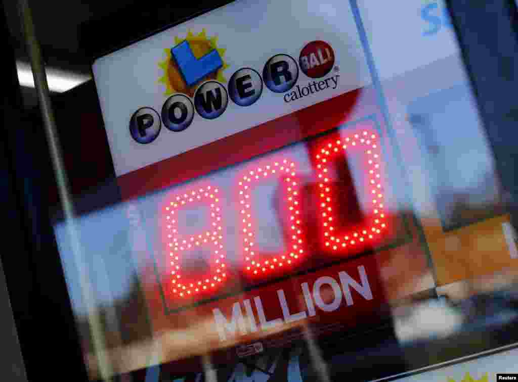 Sebuah toko menampilkan tanda lotre Powerball di Encinitas, California. Hadiah lotre ini, terbesar dalam sejarah Amerika, terus meningkat, hingga $800 juta pada hari Jumat (8/1).