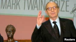 Archivo. Neil Simon aceptando el premio Mark Twain 2006 en el Kennedy Center en Washington, el 15 de octubre de 2006. 